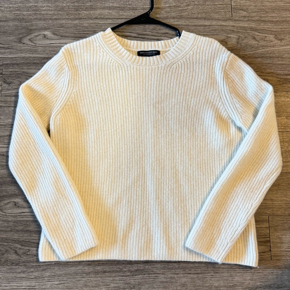 100% Cashmere Banana Republic White / Cream Sweater - Size M